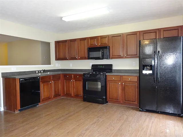 4 bed, 2.5 bath, 2048 sqft, $2,125 — Photo 2
