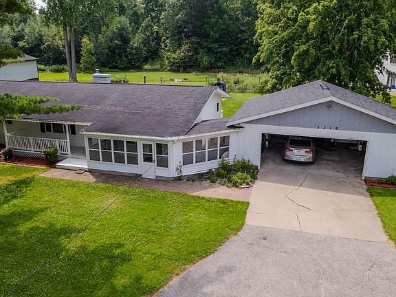 2nd image of 2216 Douglas Dr