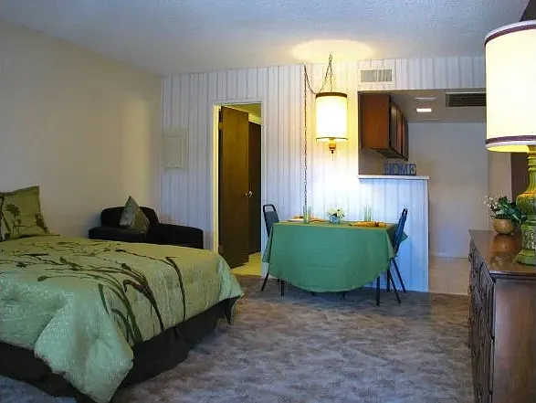 Chateau Gardens Apartments — Photo 11