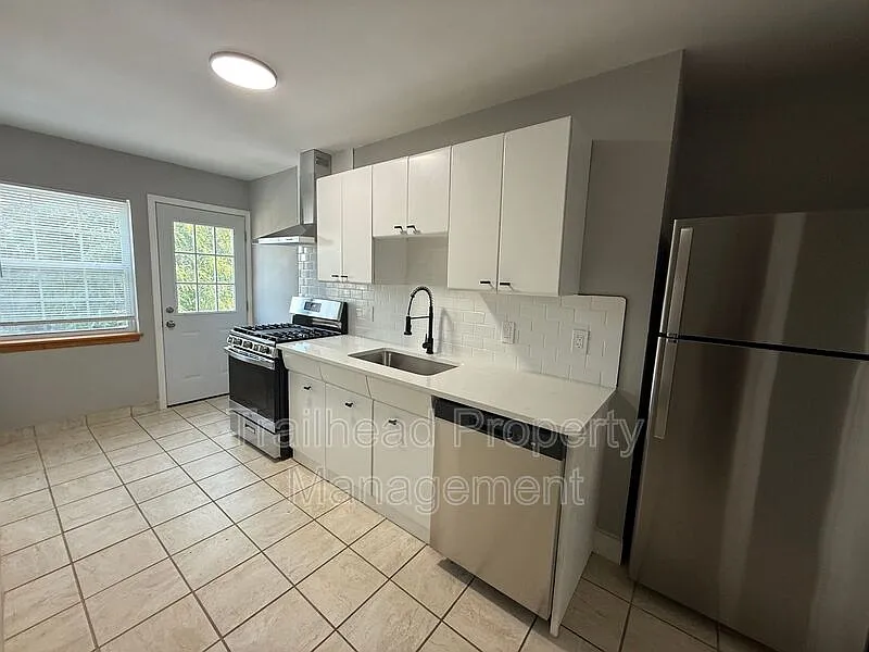 Studio, 1.0 bath, $1,075 — Photo 2