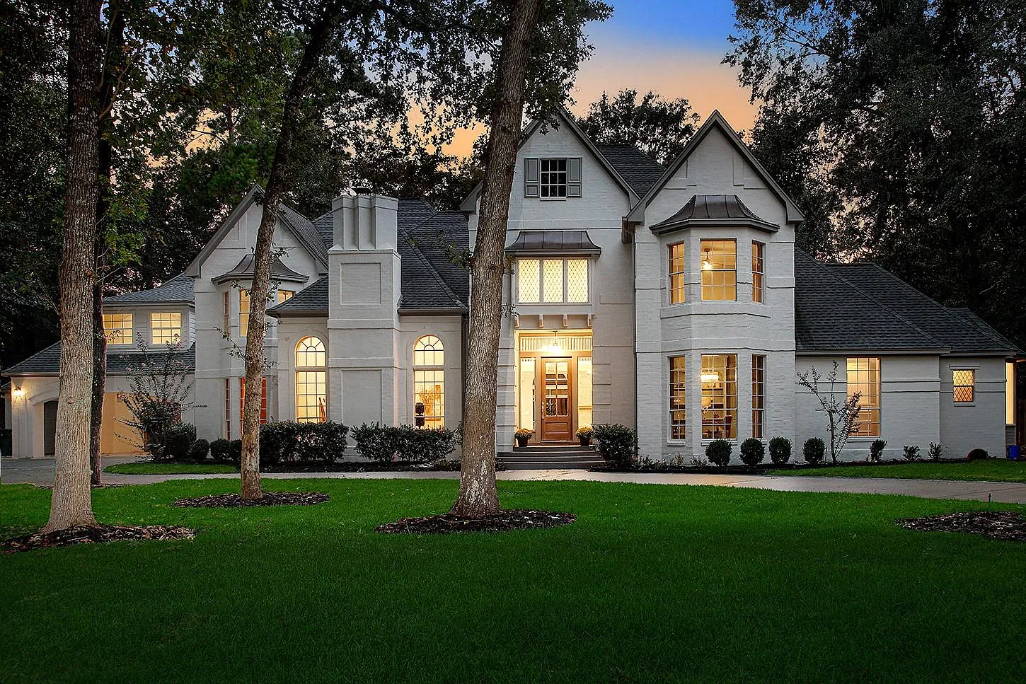 5 bed, 4.5 bath, 6045 sqft, $9,900 — Photo 1