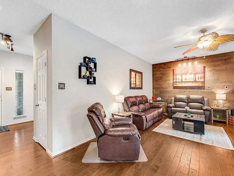 821 Cornell Ln — Photo 29