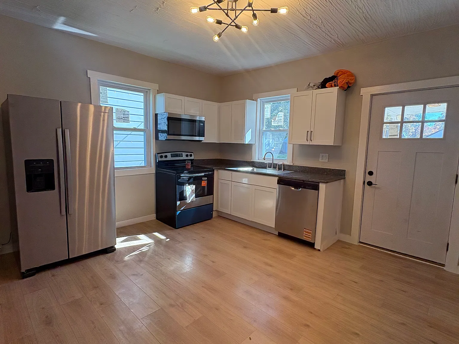 3 bed, 1350 sqft, $1,385 — Photo 2
