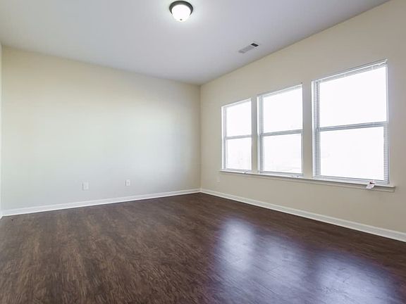 3rd image of 4212 Oak Field Dr
