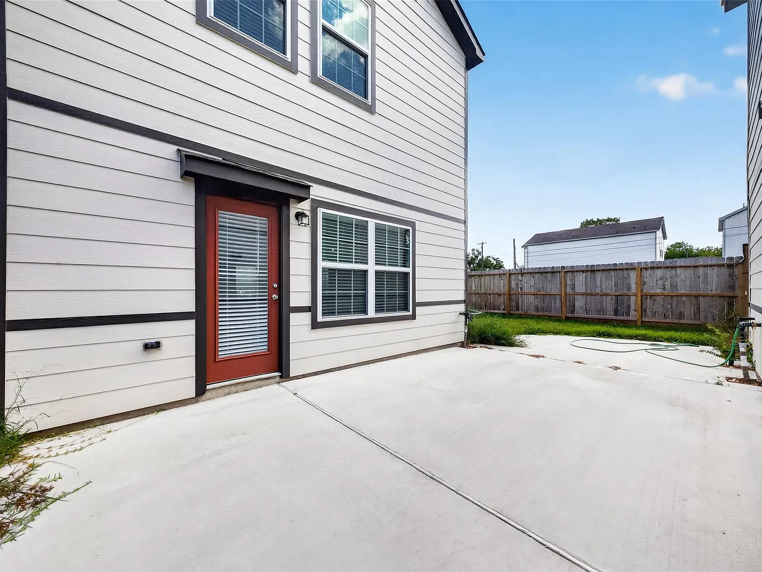 3 bed, 2.5 bath, 1953 sqft, $2,100 — Photo 3