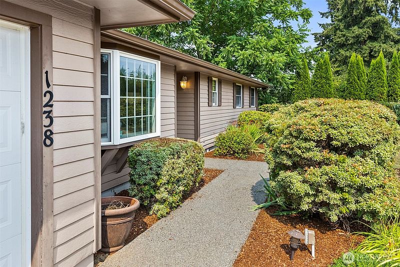 5th image of 1238 101st Avenue SW