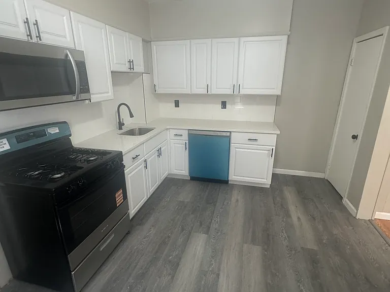320 Moore St — Photo 8