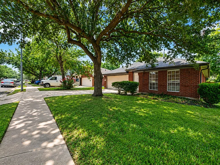 1109 Briargate Dr — Photo 1