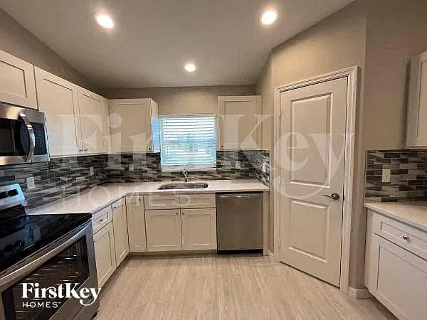 4 bed, 2.0 bath, 1614 sqft, $2,335 — Photo 4
