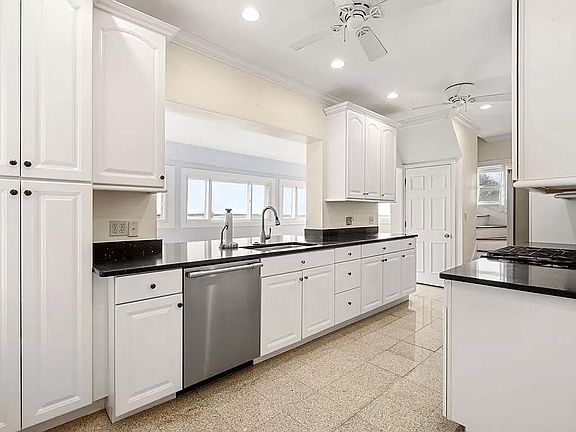 Lots of cabinet space in the kitchen