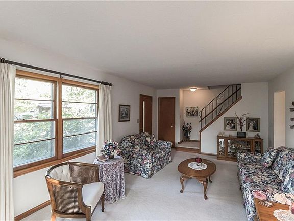 2nd image of 1225 SW Kenworthy Dr