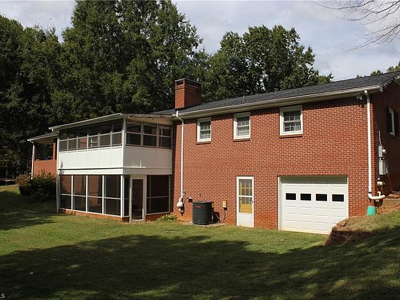 3rd image of 830 Woodcrest Dr