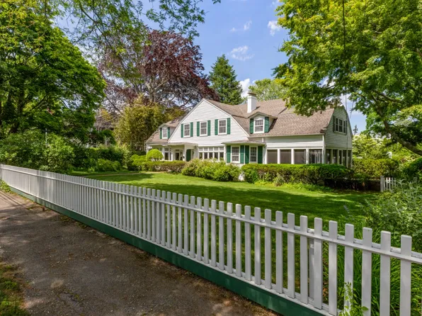 37 Bellport Ln, Bellport, NY 11713