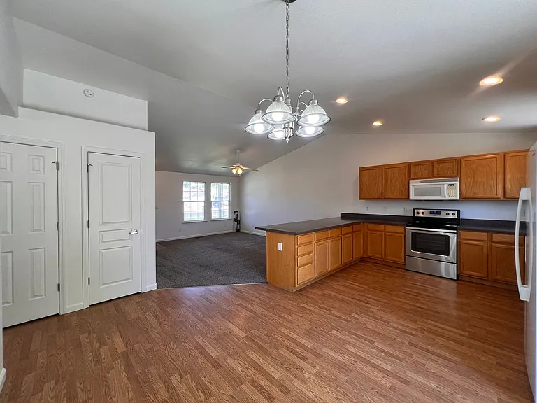 2628 Elizabeth Pkwy — Photo 2