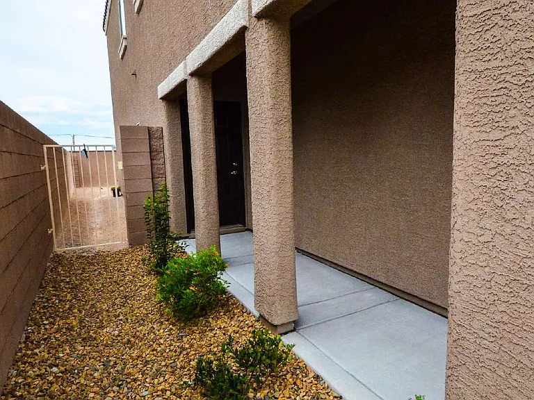 9422 Sand Tiger Ave — Photo 3