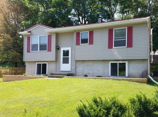 912 May Ct, Le Claire, IA 52753