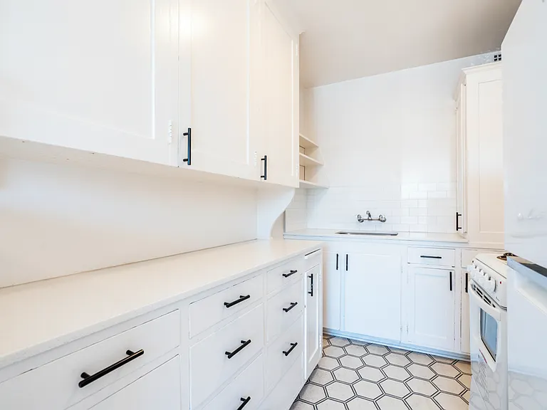 Comfortable Urban Living in a Classic Brick Building Near UW & Light Rail — Photo 32