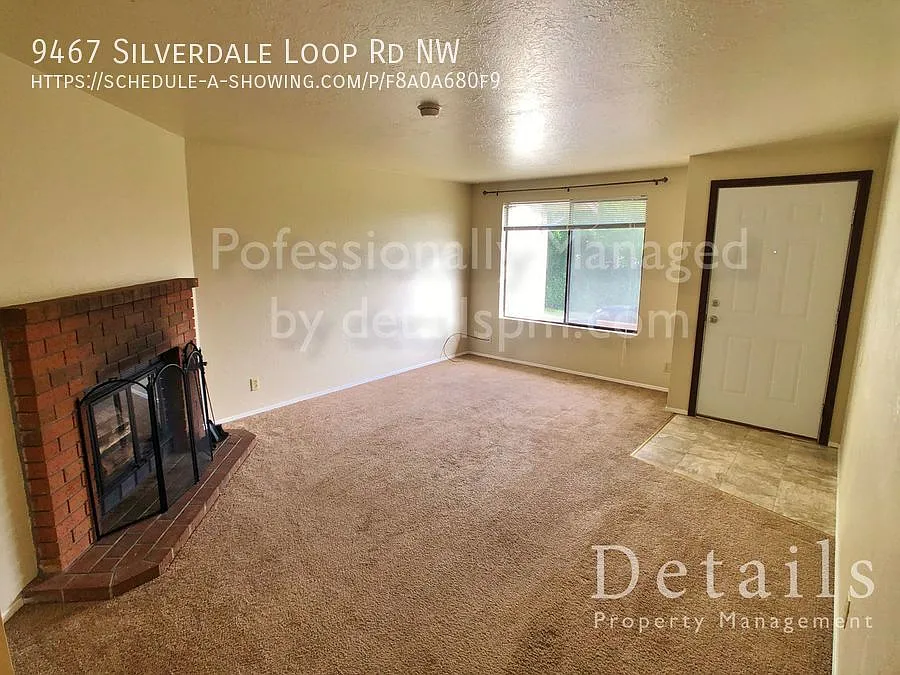 2 BR Duplex in Quiet Silverdale Setting — Photo 2