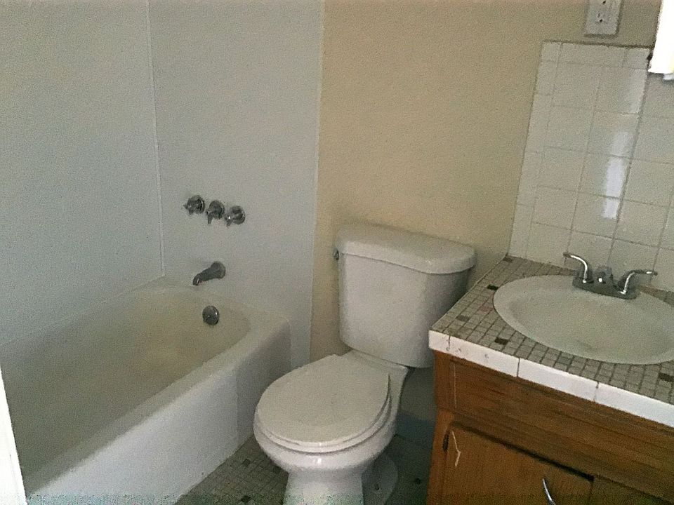 2nd image of 2528 W Wells St #202