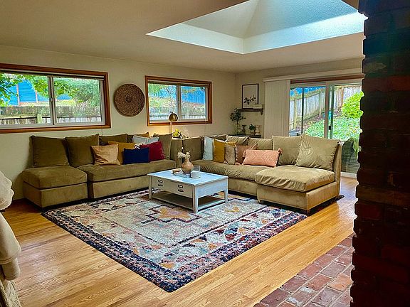 Large family rm w/fireplace