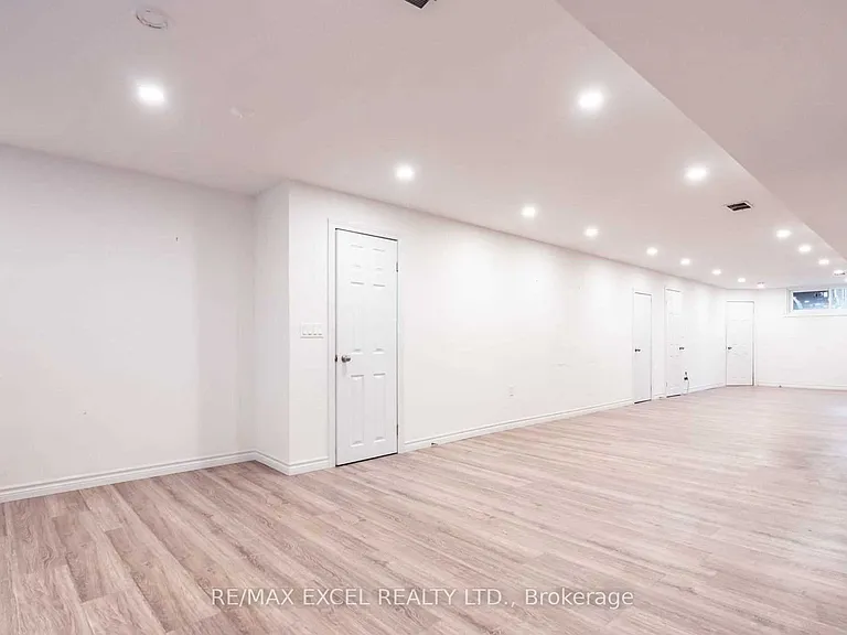 899 Glen St — Photo 3