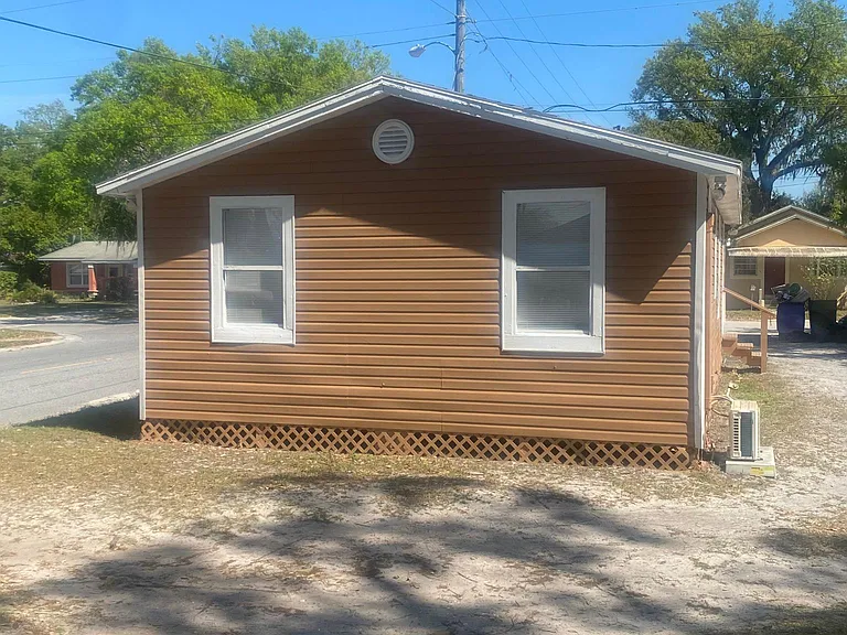 1810 Brack St — Photo 7