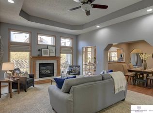 5205 Woodlane Dr, Papillion, NE 68133