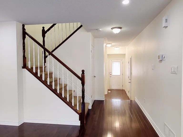 423 Temiskaming Cres — Photo 6