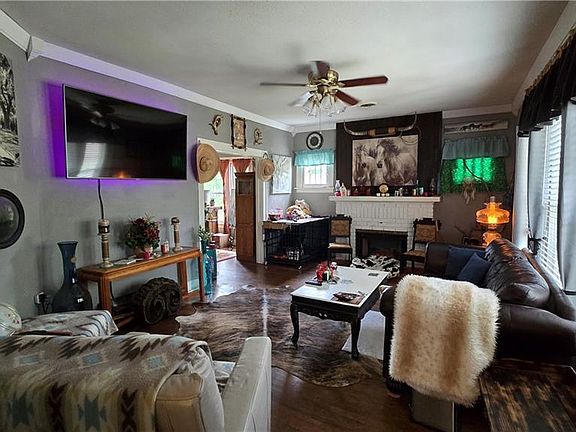 5th image of 411 W 2nd St