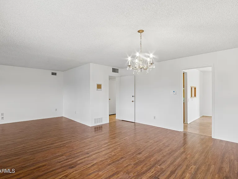 1014 E Balboa Cir — Photo 47