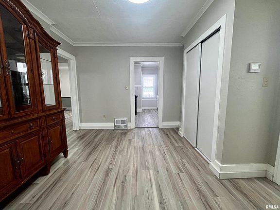5th image of 2215 N Linsley St