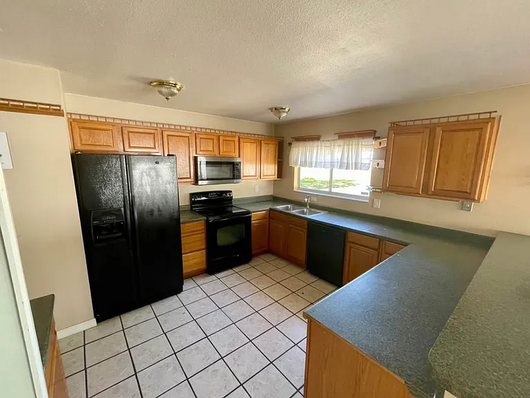 615 SW Bridgeport Dr — Photo 5
