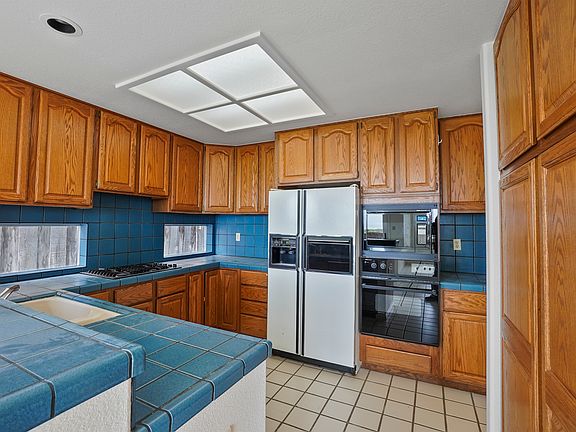 3rd image of 932 Pilarcitos Ave