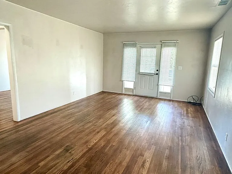 935 W Oak St — Photo 5