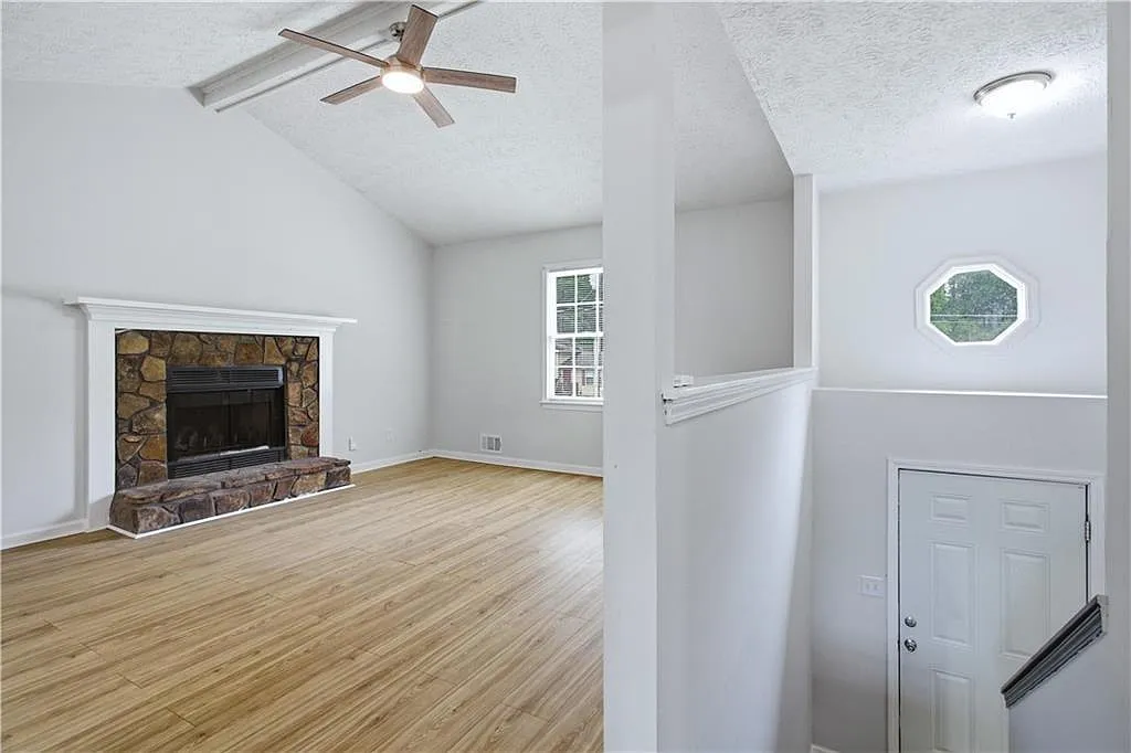 3 bed, 2.0 bath, 1164 sqft, $1,950 — Photo 3