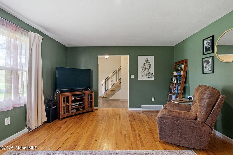 5th image of 1040 Gates Drive