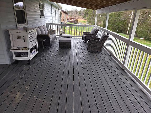 4th image of 330 Whispering Woods Dr