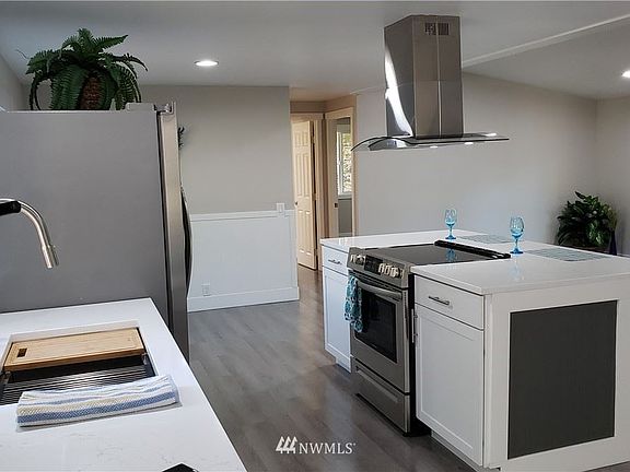 4th image of 1040 NE Larson Blvd