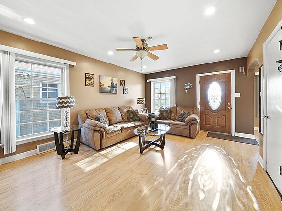 5th image of 709 Balmoral Ave