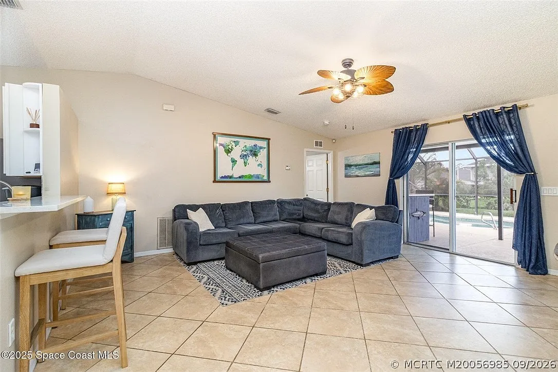 3 bed, 2.0 bath, 1188 sqft, $1,530 — Photo 3