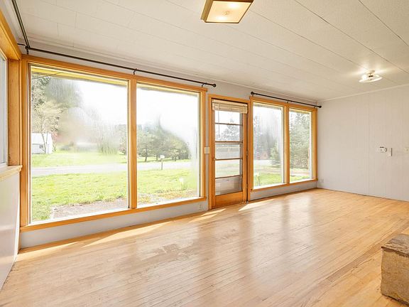 4th image of 33360 Ferry St