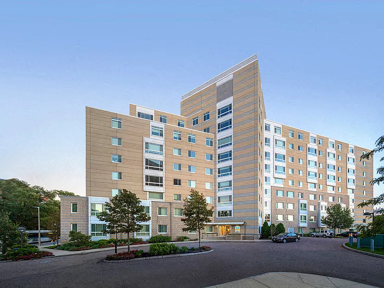 Peninsula Apartments — Photo 14