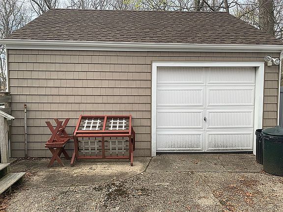 4th image of 879 Stanley St