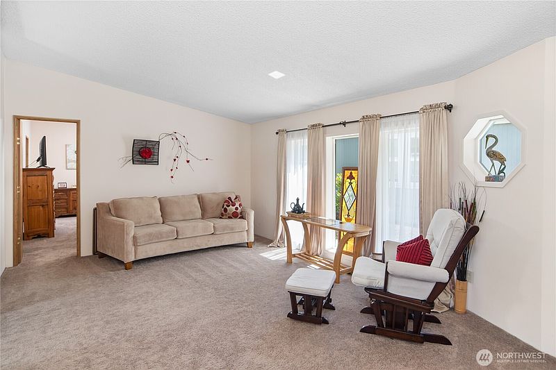 5th image of 532 NW Silver Glen Lane