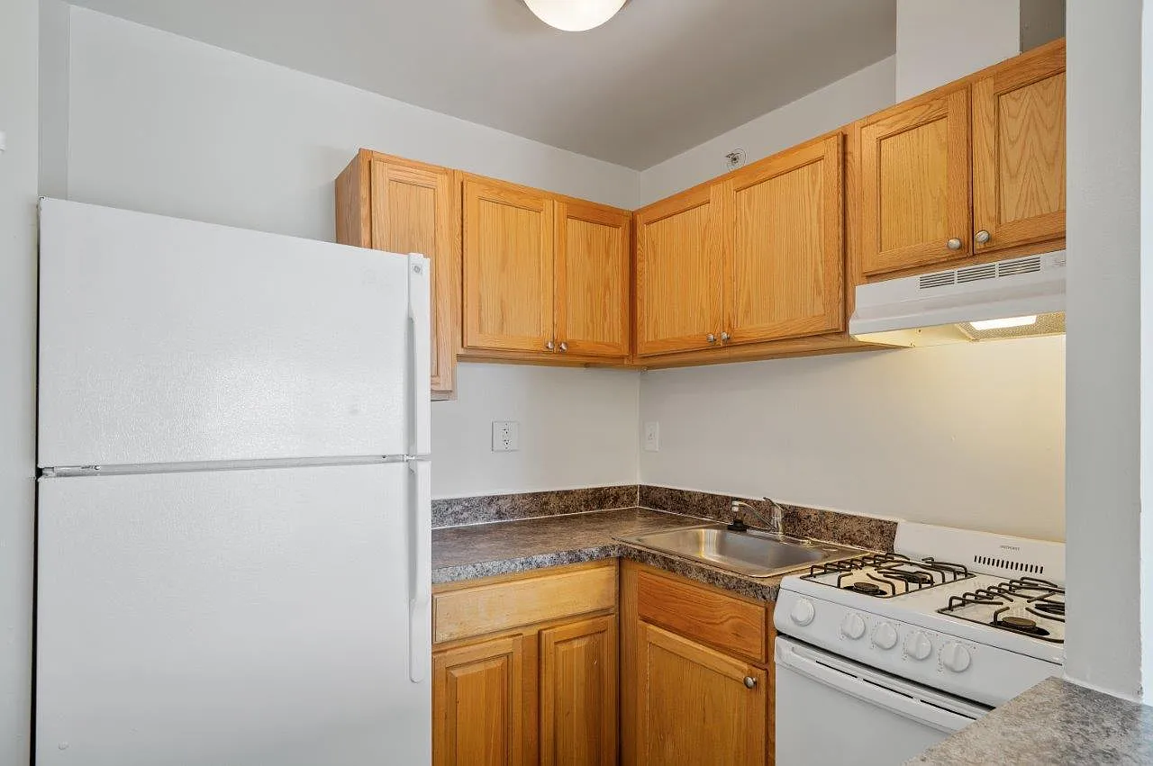 Cedar Gardens and Towers Apartments and Townhomes — Photo 4