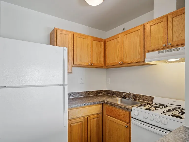 Cedar Gardens and Towers Apartments and Townhomes — Photo 4