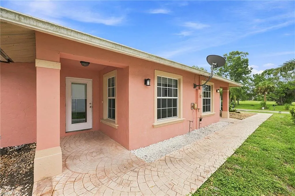 4 bed, 4.0 bath, 2500 sqft, $1,800 — Photo 2