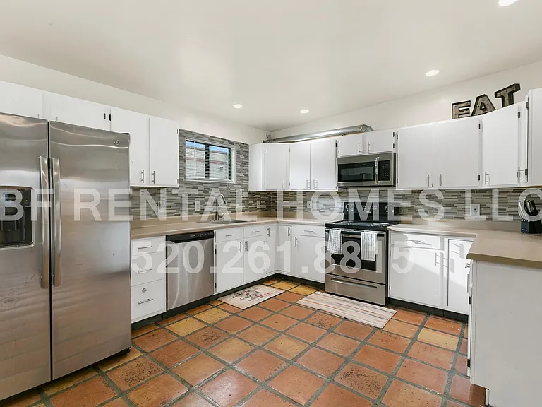 2319 E Helen St — Photo 6