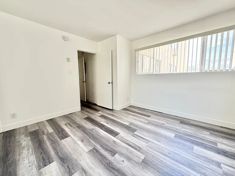 827 Gramercy — Photo 7