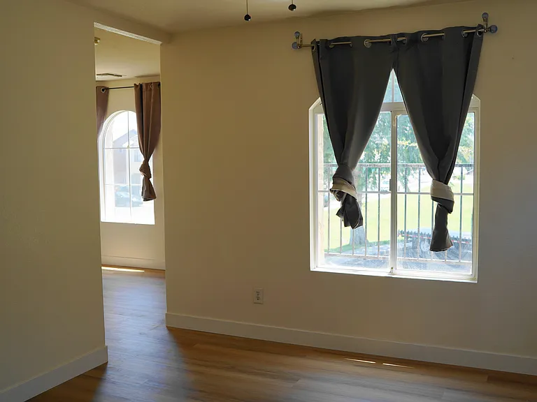 1442 E Mobile Ln — Photo 2